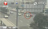 开车顶交警 疯狂行驶五公里